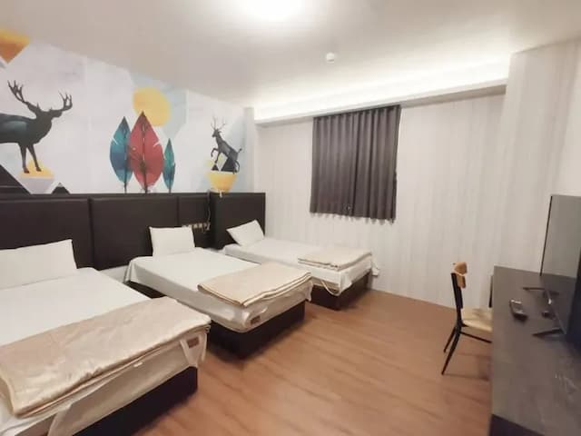 Royal Business Hotel-Three-Room Suite with Three Beds-6