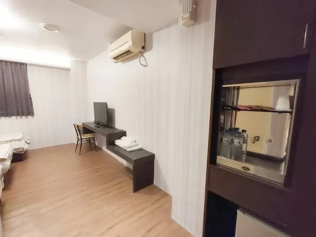 Royal Business Hotel-Three-Room Suite with Three Beds-4