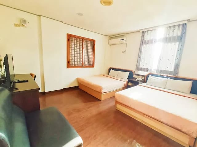 Royal Business Hotel-Quadruple Suite (Two Queen Beds)-7