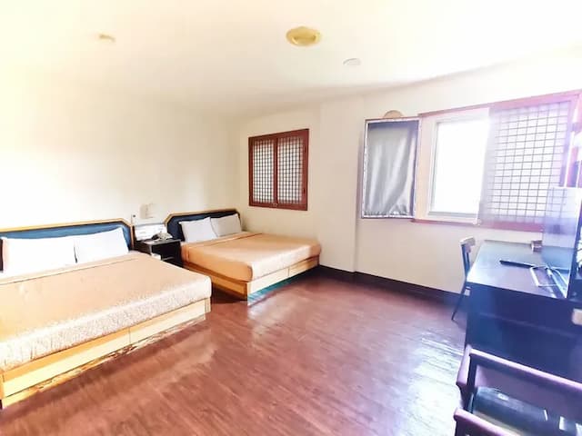 Royal Business Hotel-Quadruple Suite (Two Queen Beds)-5