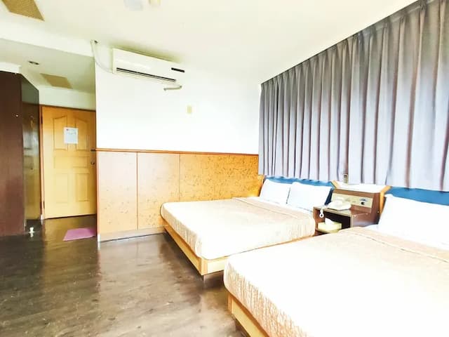 Royal Business Hotel-Quadruple Suite (Two Queen Beds)-2