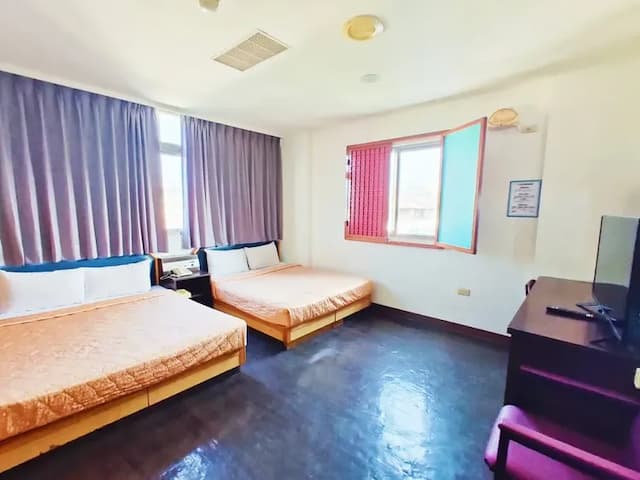 Royal Business Hotel-Quadruple Suite (Two Queen Beds)-1