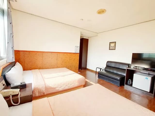 Royal Business Hotel-Quadruple Suite (Two Queen Beds)-8