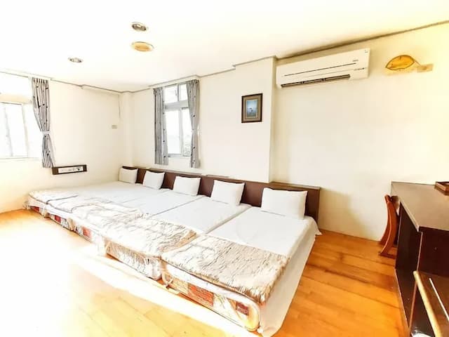 Royal Business Hotel-Room and five-person suites (five small beds)-1