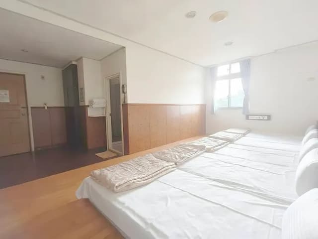 Royal Business Hotel-Room and five-person suites (five small beds)-4