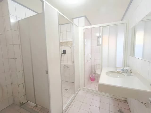 Royal Business Hotel-Room and five-person suites (five small beds)-5