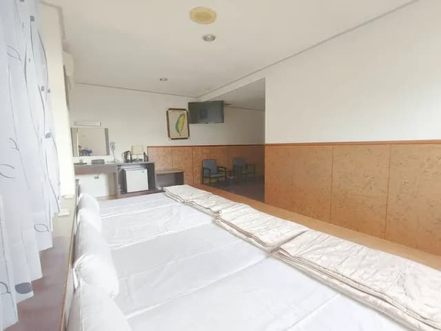 Royal Business Hotel-Room and five-person suites (five small beds)-3