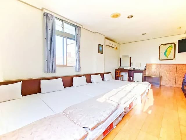 Royal Business Hotel-Room and five-person suites (five small beds)-2