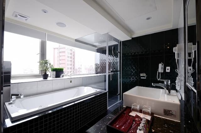 葳皇時尚飯店-豪華商務雙床房-6