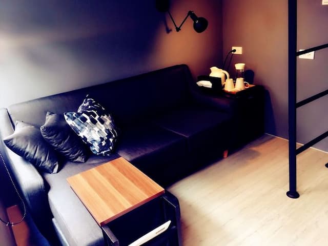 Inner Place 隱人生活-輕工業風設計老屋 : 2F 雙人套房-1