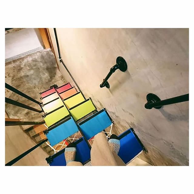 利用50年代陡樓梯,搖身一變工業風