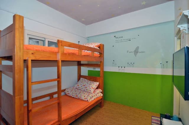 Small corner Star B & B-Bunk Bed with Private Bathroom-2