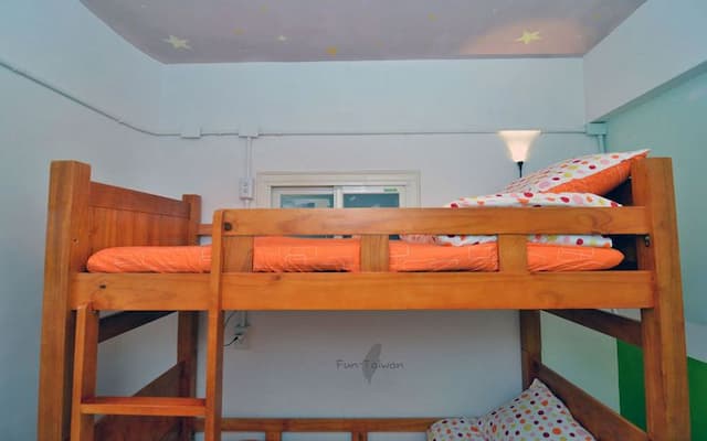 Small corner Star B & B-Bunk Bed with Private Bathroom-8