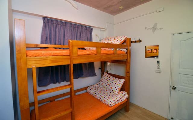 Small corner Star B & B-Bunk Bed with Private Bathroom-1