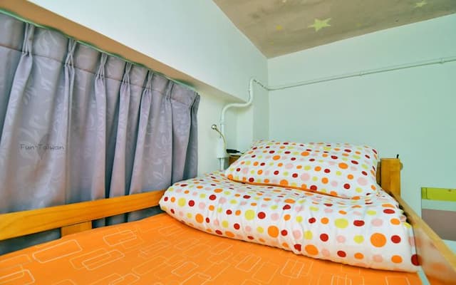 Small corner Star B & B-Bunk Bed with Private Bathroom-7