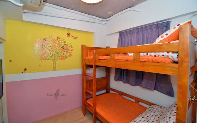 Small corner Star B & B-Bunk Bed with Private Bathroom-4