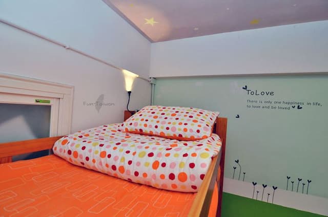 Small corner Star B & B-Bunk Bed with Private Bathroom-6