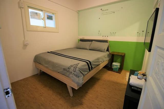 Small corner Star B & B-Basic Double Room, 1 Double Bed, Private Bathroom-3