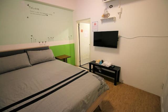 Small corner Star B & B-Basic Double Room, 1 Double Bed, Private Bathroom-2