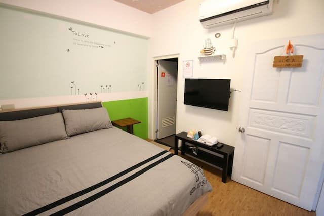 Small corner Star B & B-Basic Double Room, 1 Double Bed, Private Bathroom-1