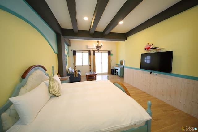 Bird feather floral homestay-Honeymoon double room-2