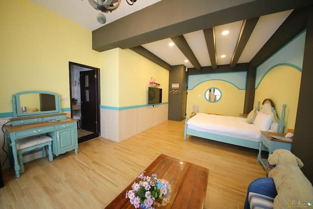 Bird feather floral homestay-Honeymoon double room-4