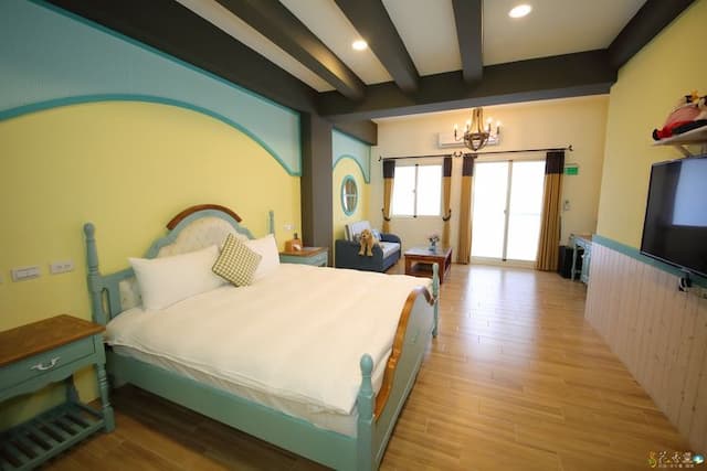 Bird feather floral homestay-Honeymoon double room-1