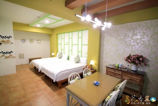 Bird feather floral homestay-Elegant quad room-3