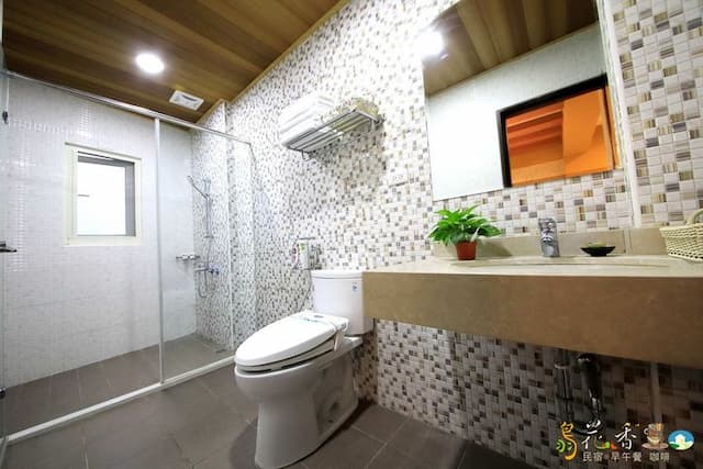 Bird feather floral homestay-Elegant quad room-6