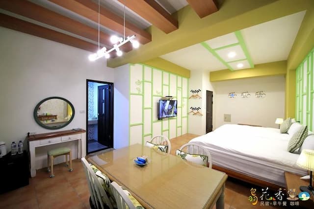 Bird feather floral homestay-Elegant quad room-2