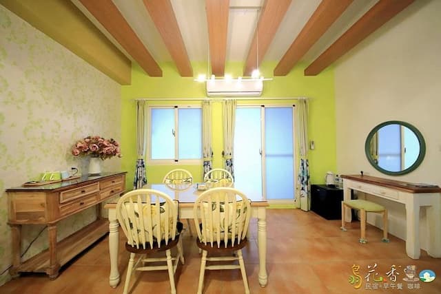 Bird feather floral homestay-Elegant quad room-5