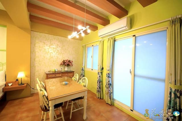 Bird feather floral homestay-Elegant quad room-4