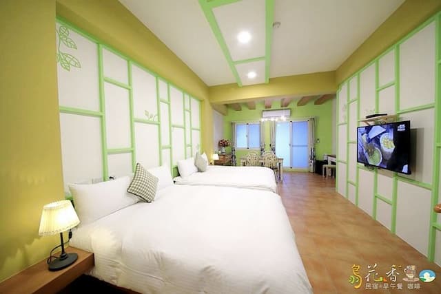 Bird feather floral homestay-Elegant quad room-1