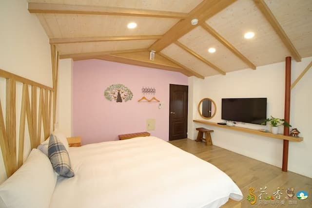 Bird feather floral homestay-Chalet double room-6