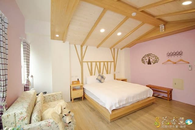 Bird feather floral homestay-Chalet double room-1