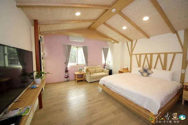 Bird feather floral homestay-Chalet double room-3