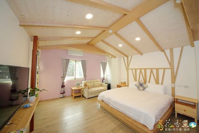 Bird feather floral homestay-Chalet double room-2
