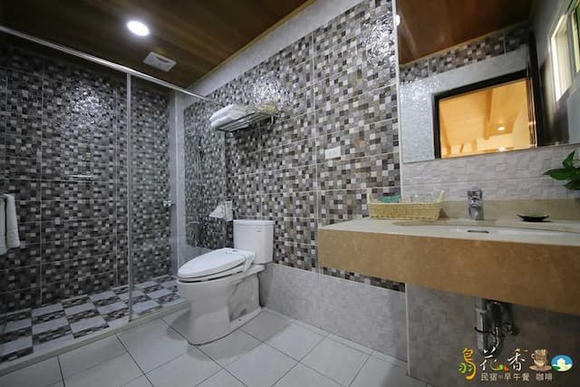 Bird feather floral homestay-Chalet double room-7