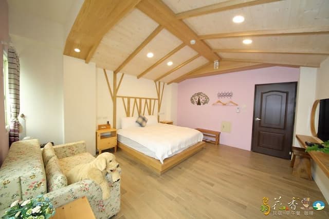 Bird feather floral homestay-Chalet double room-4