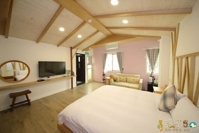 Bird feather floral homestay-Chalet double room-5