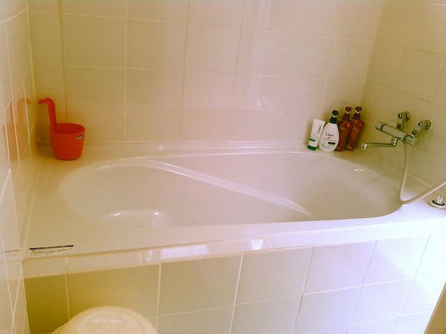 広いバスタブのバスルーム