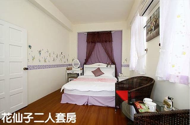 Small Castle Downtown Bed and Breakfast-Double room (no pick-up room)-6