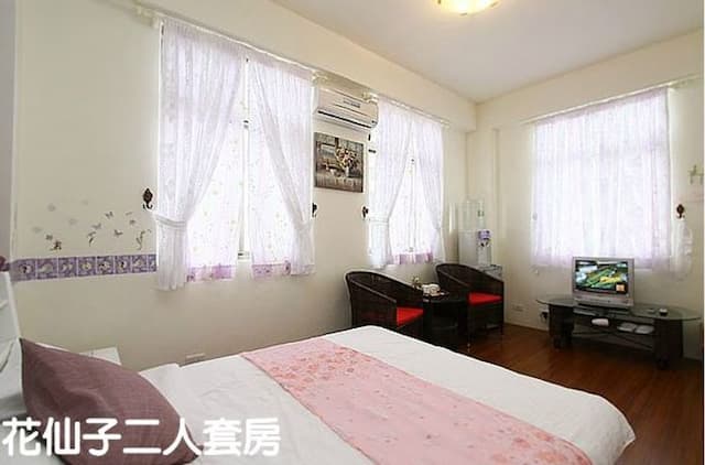 Small Castle Downtown Bed and Breakfast-Double room (no pick-up room)-7