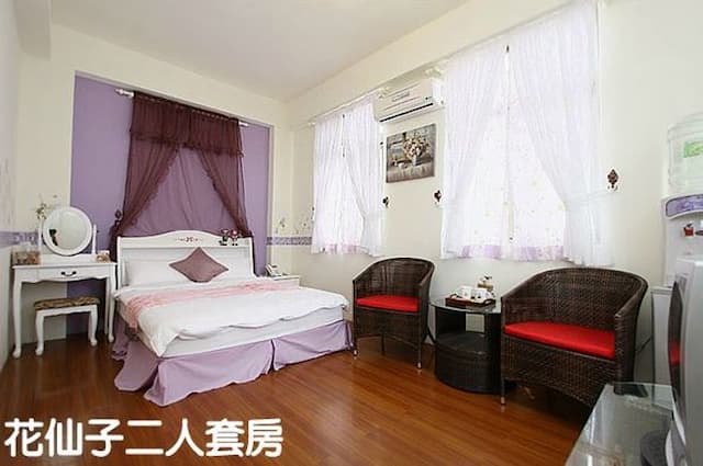 Small Castle Downtown Bed and Breakfast-Double room (no pick-up room)-5
