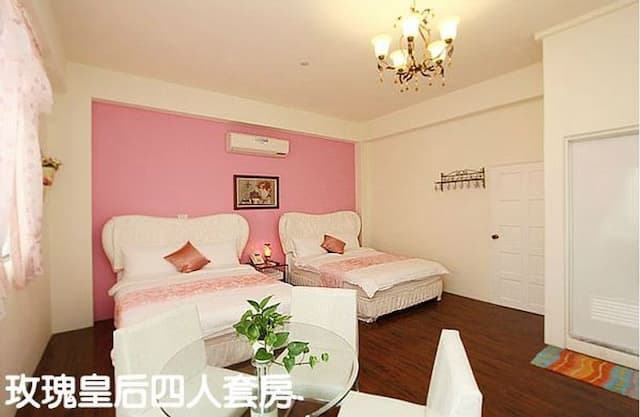 Small Castle Downtown Bed and Breakfast-Quad room (not pick the room)-6