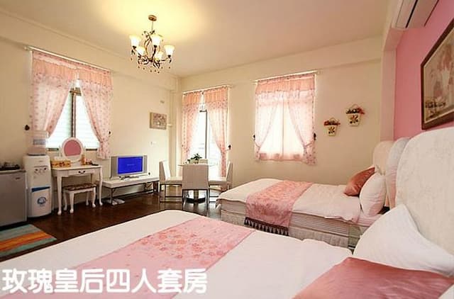 Small Castle Downtown Bed and Breakfast-Quad room (not pick the room)-5