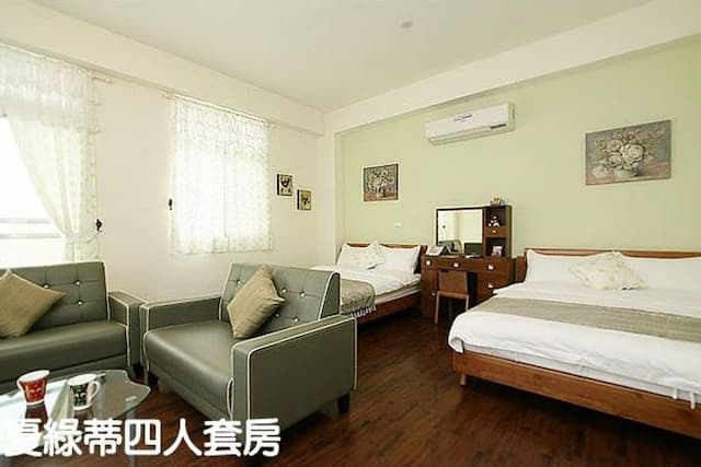 Small Castle Downtown Bed and Breakfast-Quad room (not pick the room)-2