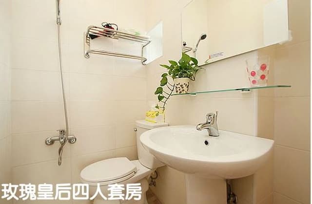 Small Castle Downtown Bed and Breakfast-Quad room (not pick the room)-10