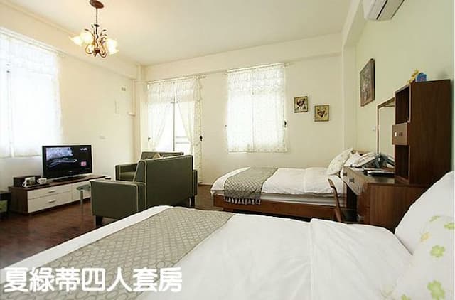 Small Castle Downtown Bed and Breakfast-Quad room (not pick the room)-3