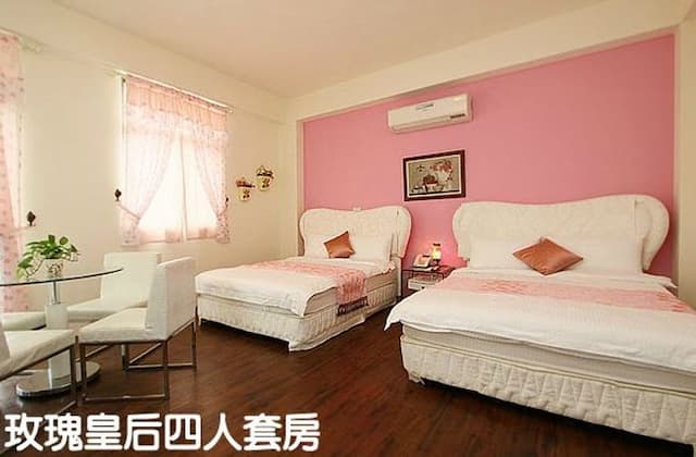 Small Castle Downtown Bed and Breakfast-Quad room (not pick the room)-7